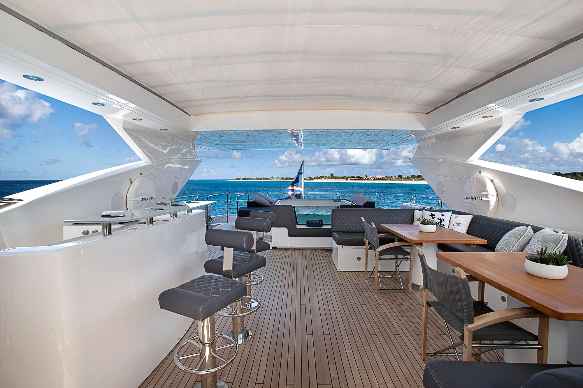 Luxury Crewed Motor Yacht EVEREAST photo 4