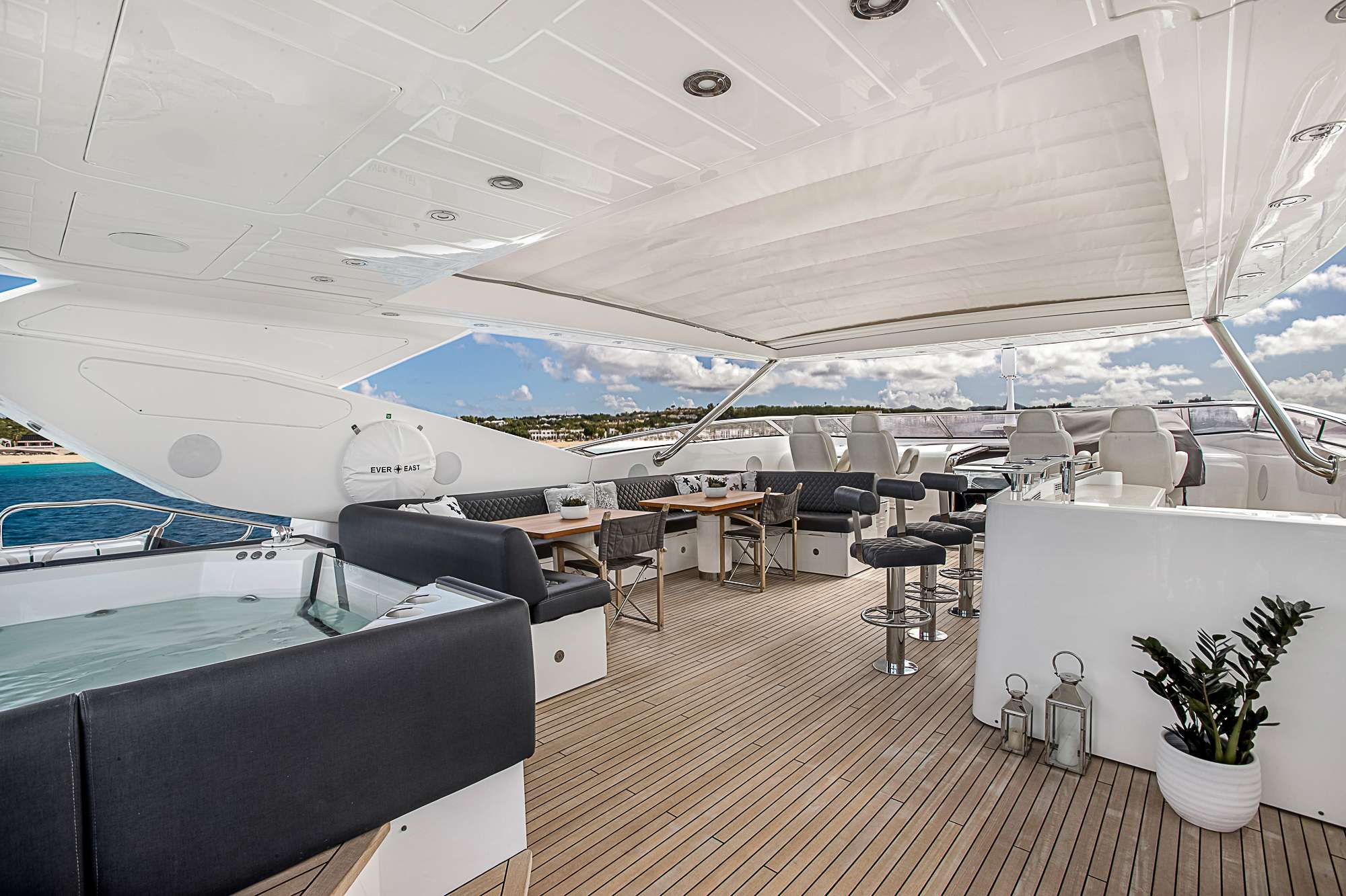 Luxury Crewed Motor Yacht EVEREAST photo 5