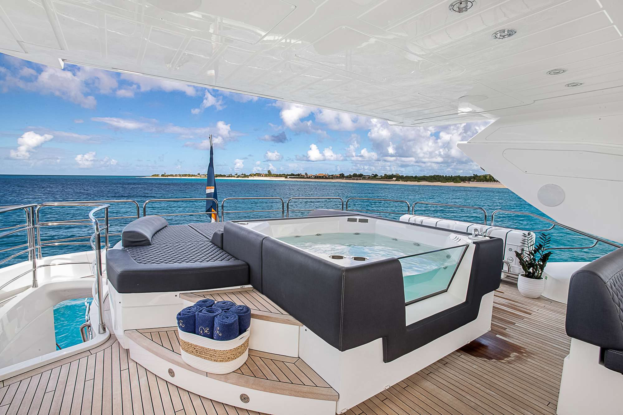 Luxury Crewed Motor Yacht EVEREAST photo 6