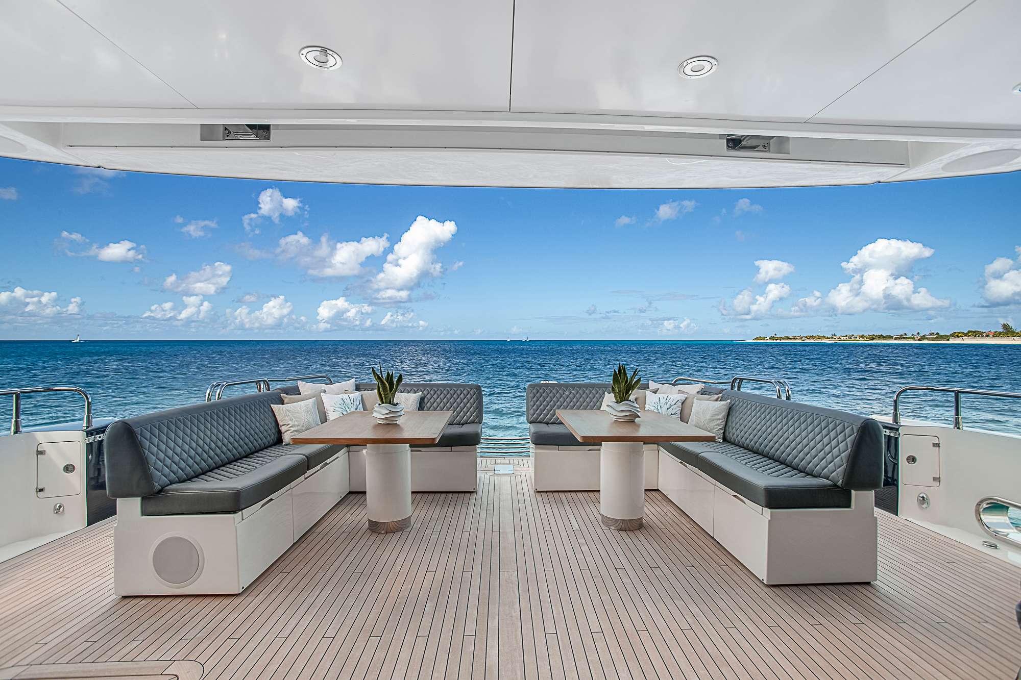 Luxury Crewed Motor Yacht EVEREAST photo 8