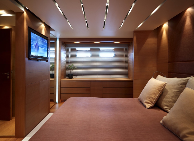 Luxury Crewed Motor Yacht FELIGO V photo 7