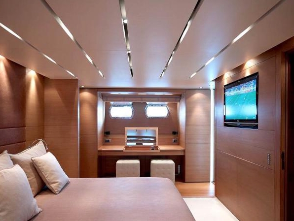 Luxury Crewed Motor Yacht FELIGO V photo 8