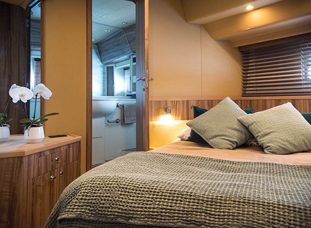 Crewed Motor Yacht Ferretti 620 photo 7