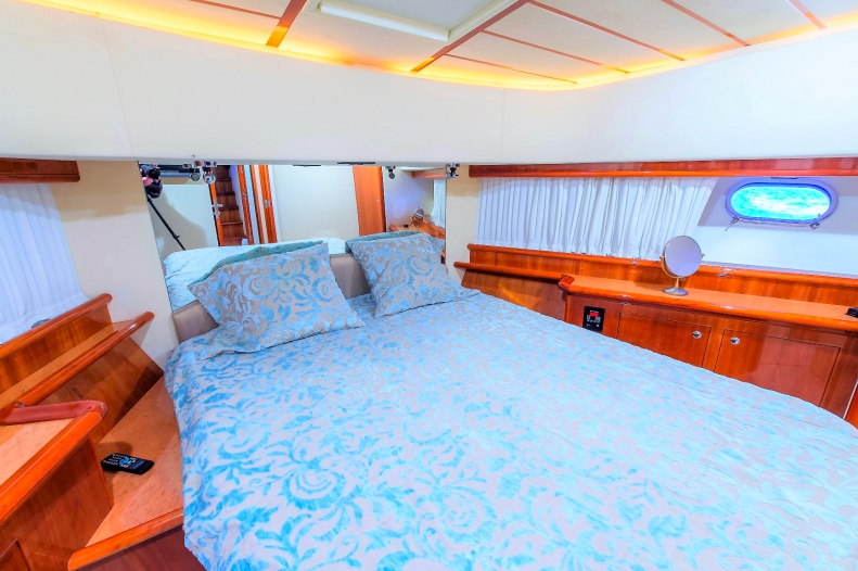 Crewed Motor Yacht Ferretti 68 photo 8