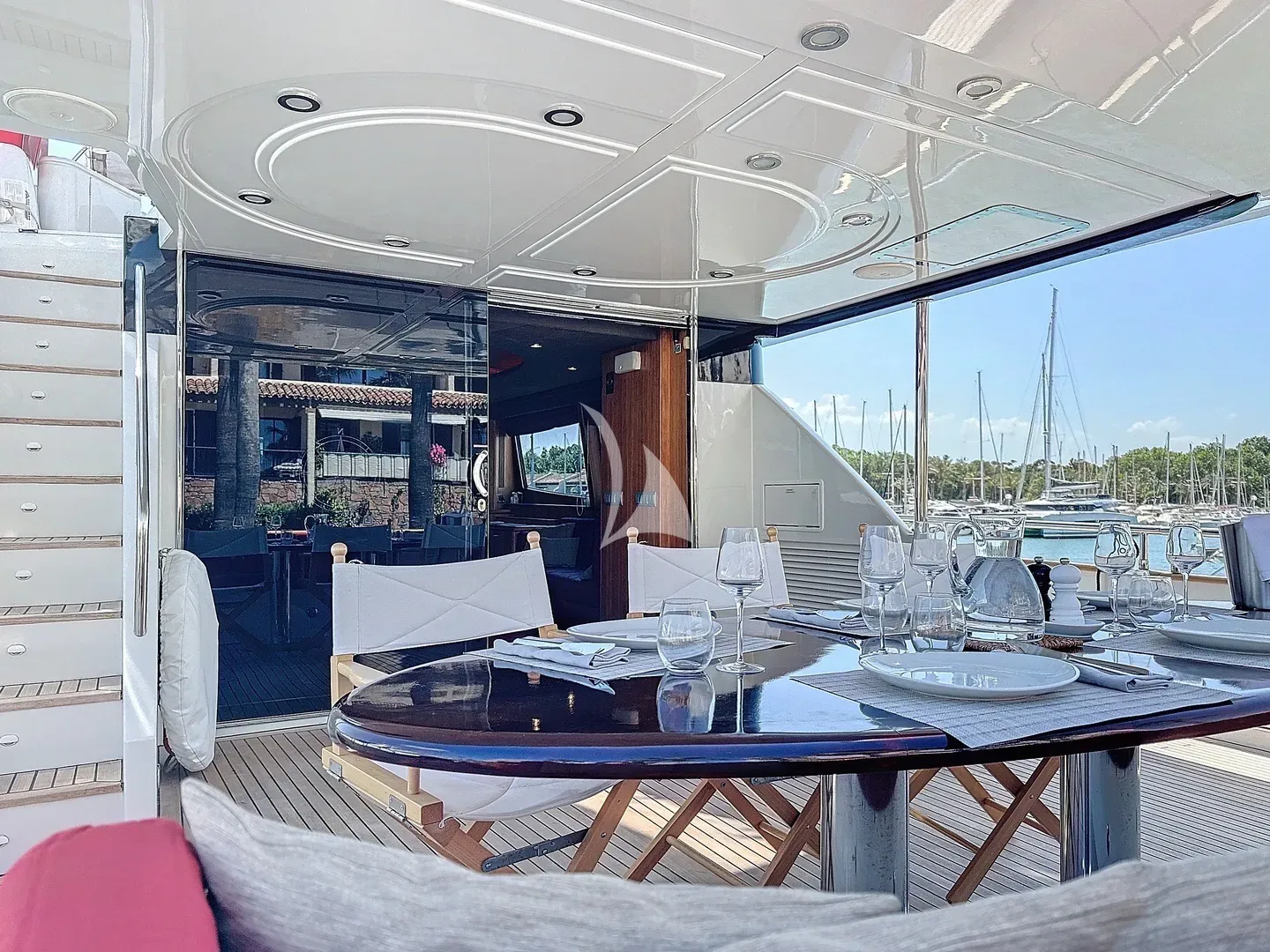 Luxury Crewed Motor Yacht FIGI photo 6
