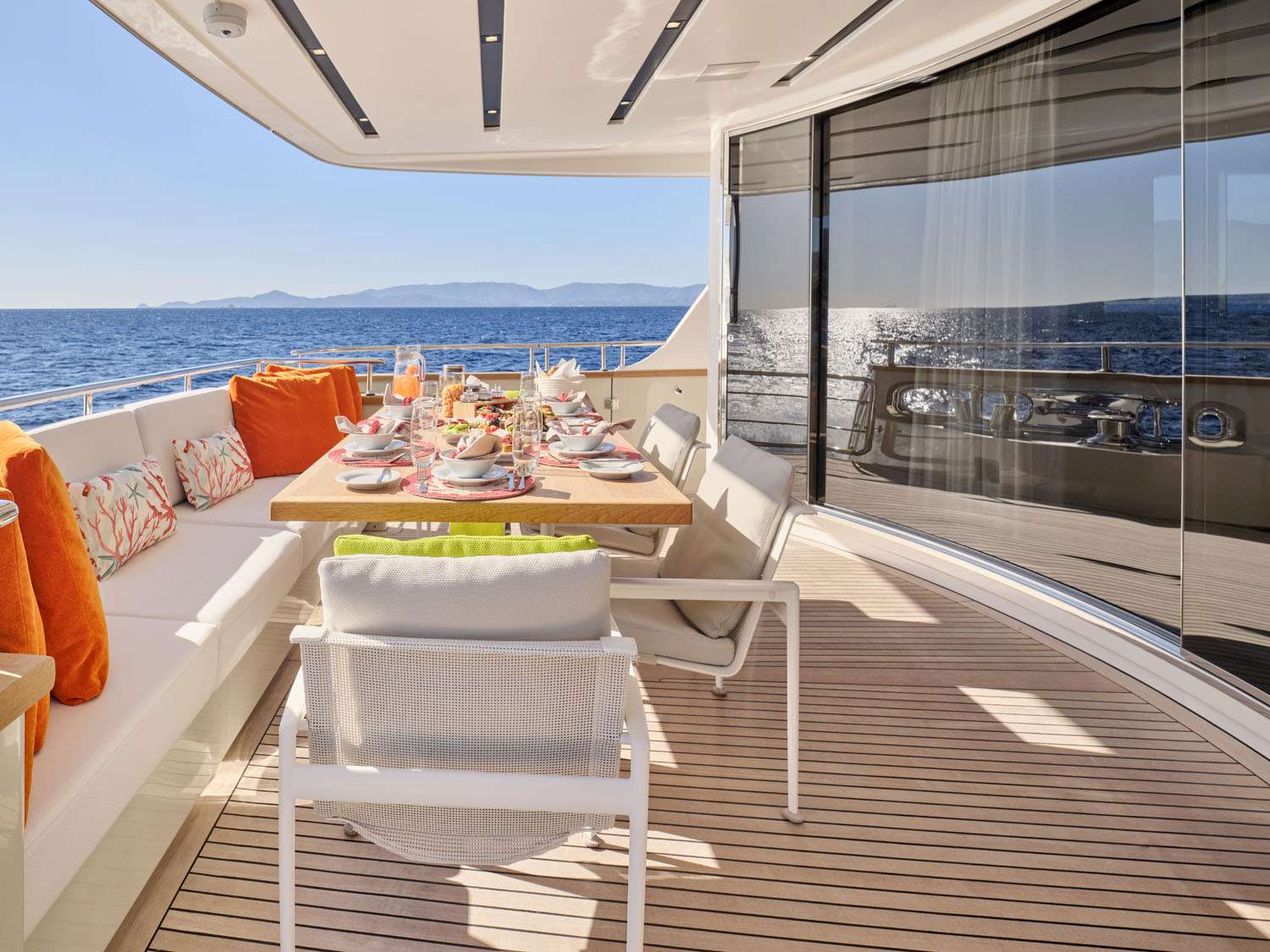 Luxury Crewed Motor Yacht FLOR photo 6