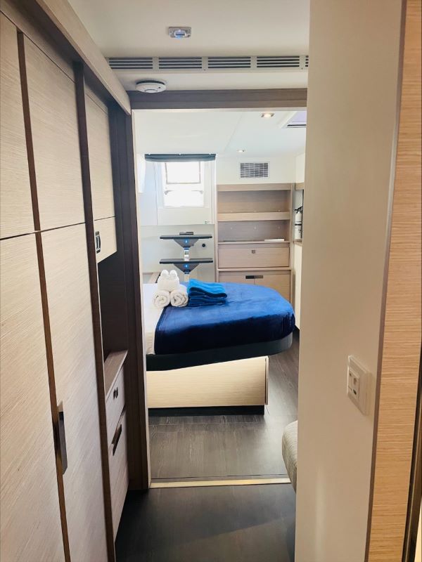 Bareboat Catamaran Fountaine Pajot Aura 51 photo 4