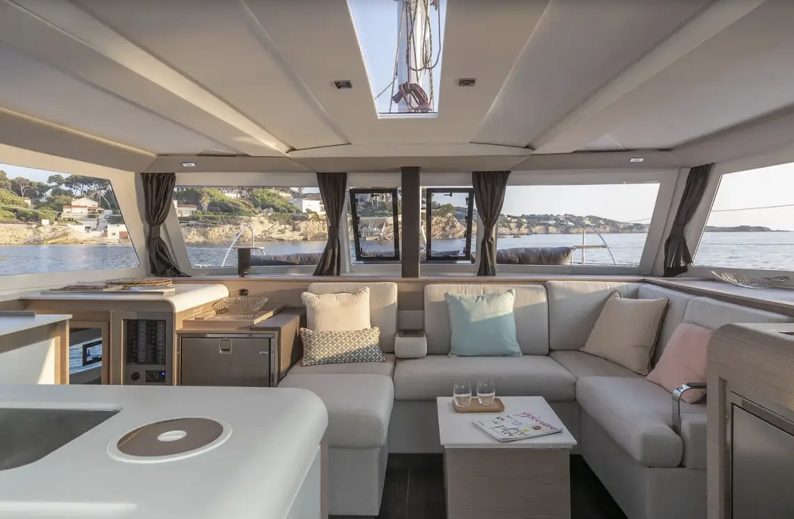 Bareboat Catamaran Fountaine Pajot Isla 40 photo 5