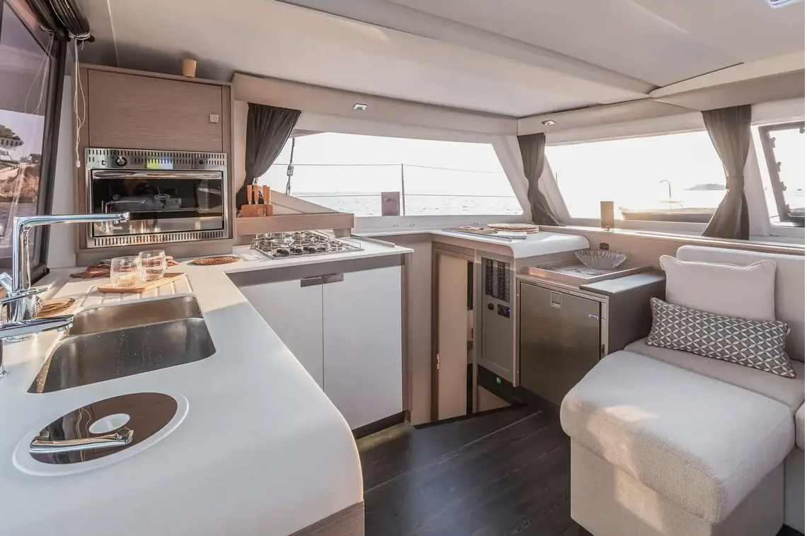 Bareboat Catamaran Fountaine Pajot Isla 40 photo 6