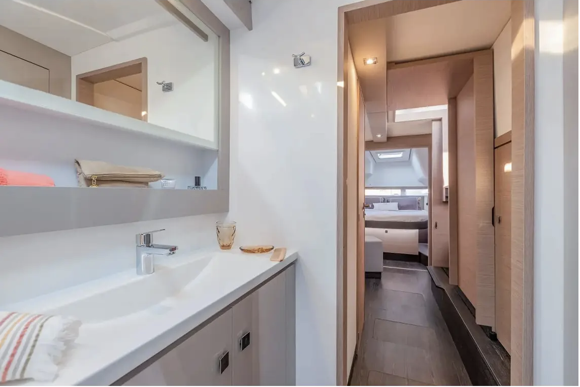 Bareboat Catamaran Fountaine Pajot Isla 40 photo 8