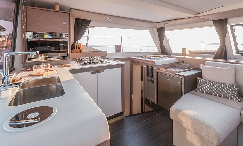 Bareboat Catamaran Fountaine Pajot Isla 40 photo 3