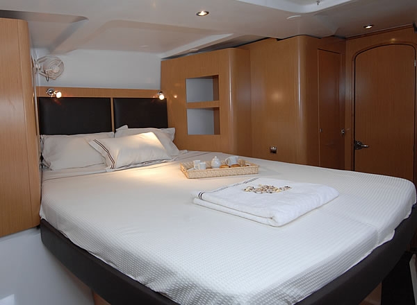 Bareboat Catamaran Fountaine Pajot Orana 44 photo 3