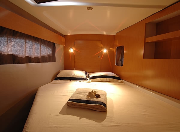 Bareboat Catamaran Fountaine Pajot Orana 44 photo 4