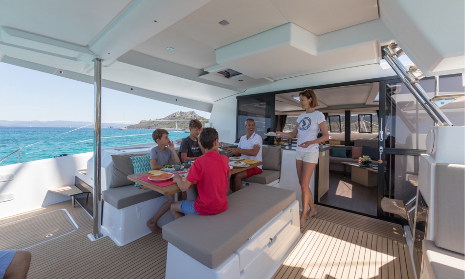 Bareboat Catamaran Fountaine Pajot Saona 47 photo 6