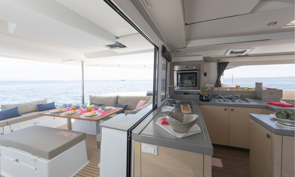 Bareboat Catamaran Fountaine Pajot Saona 47 photo 7