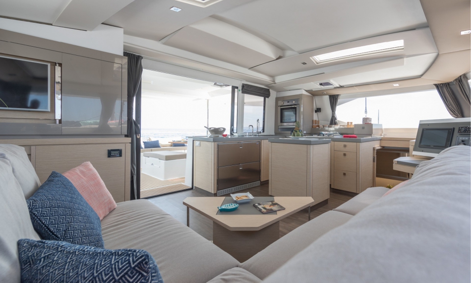 Bareboat Catamaran Fountaine Pajot Saona 47 photo 8