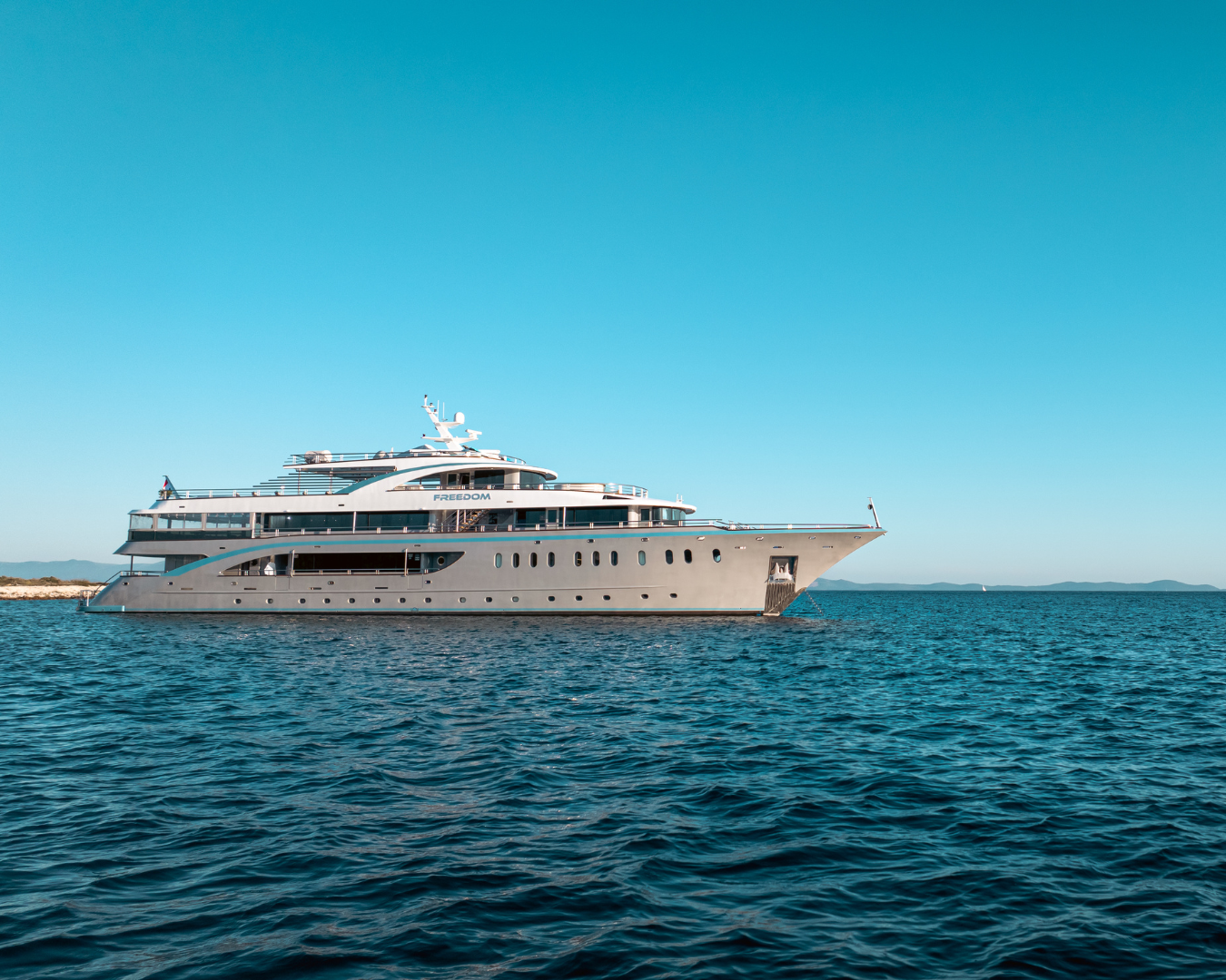 Luxury Crewed Motor Yacht FREEDOM photo 4