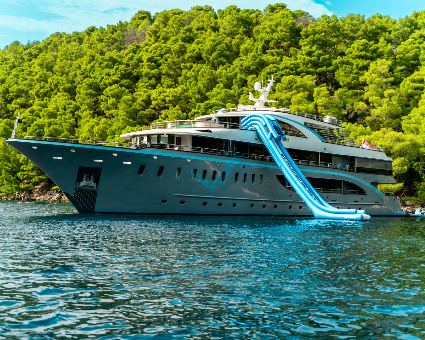 Luxury Crewed Motor Yacht FREEDOM photo 5