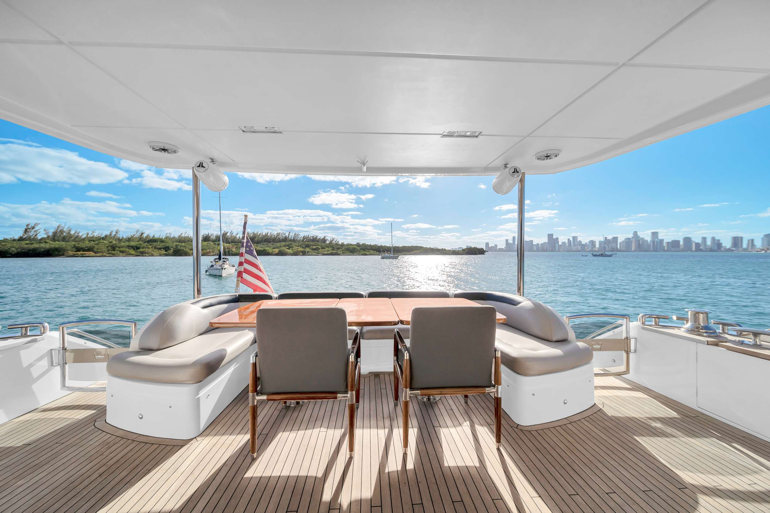 Luxury Crewed Motor Yacht FREEDOM photo 6