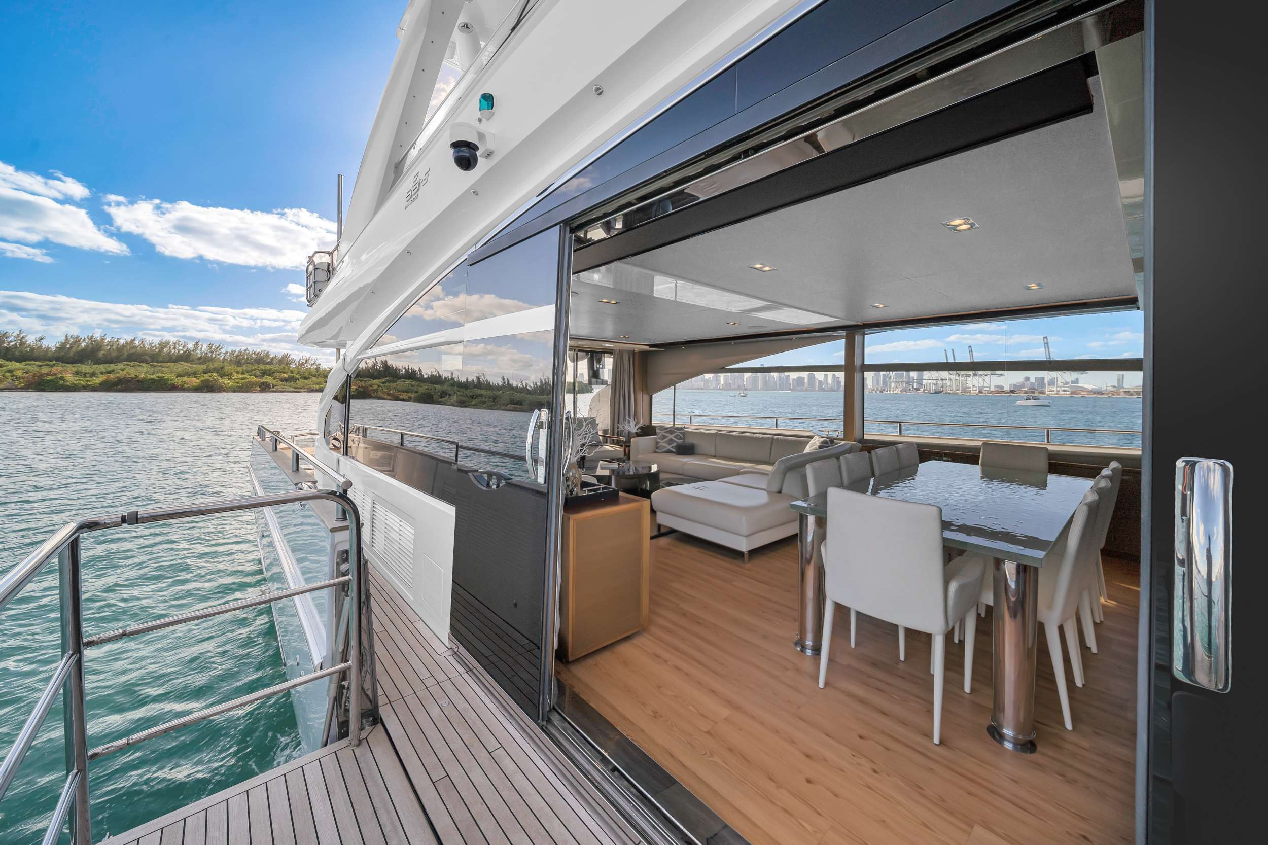 Luxury Crewed Motor Yacht FREEDOM photo 8
