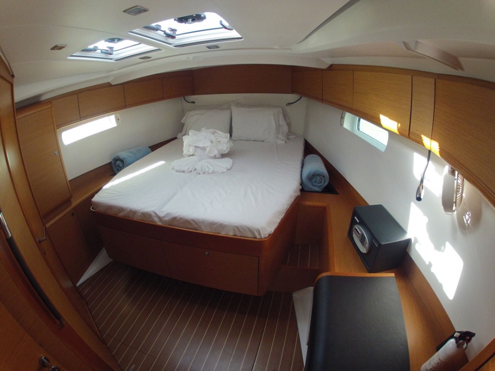 Bareboat Sailing Yacht FRENCH MAID photo 4