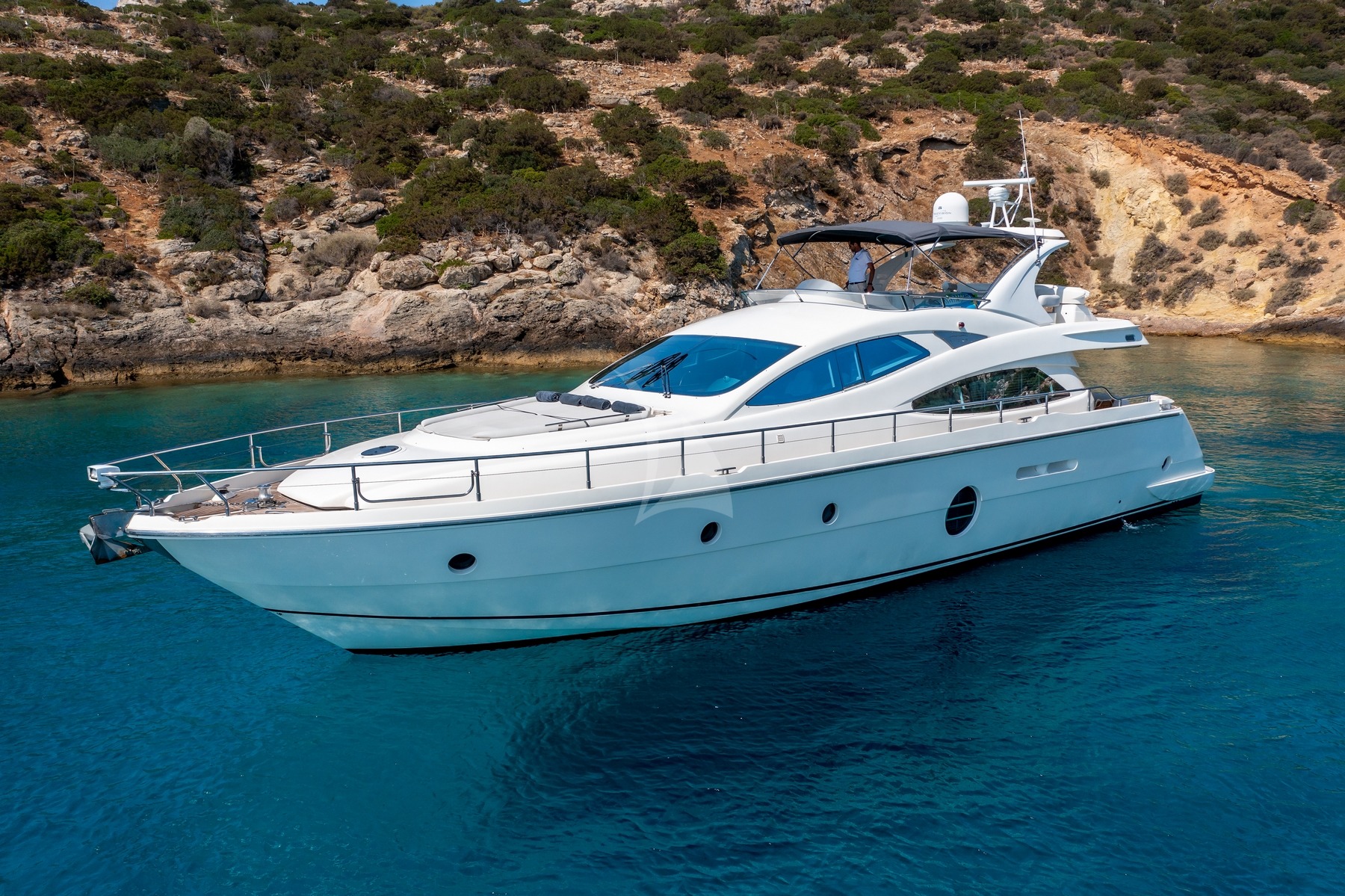 Luxury Crewed Motor Yacht GEORGE V photo 4