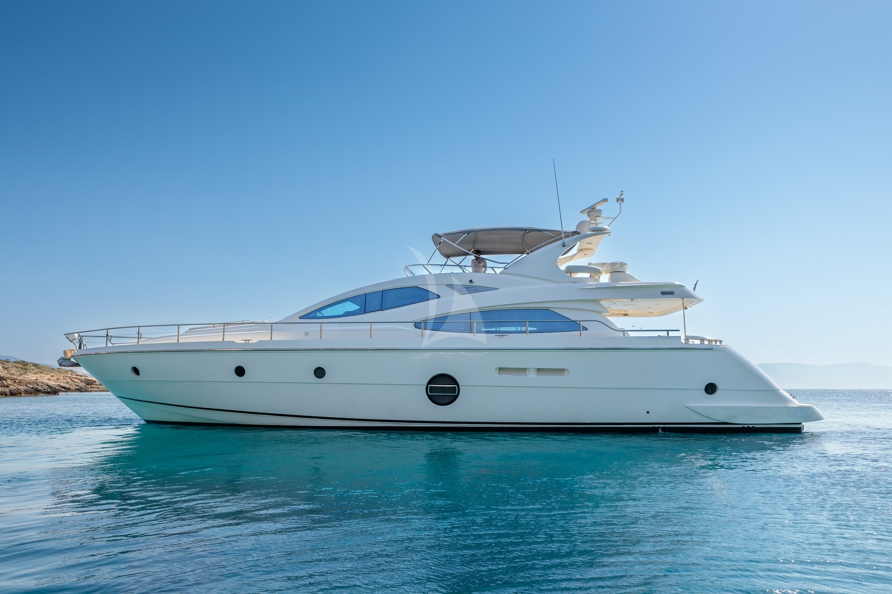 Luxury Crewed Motor Yacht GEORGE V photo 5