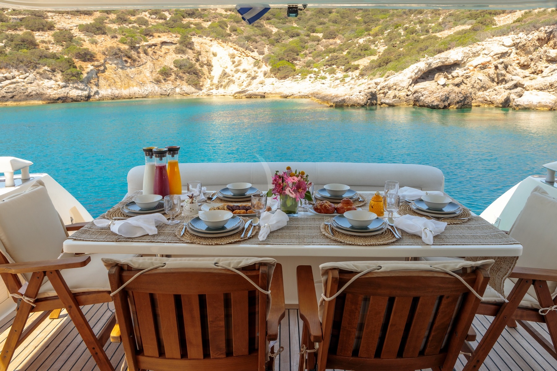 Luxury Crewed Motor Yacht GEORGE V photo 8