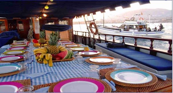 Crewed Motor Yacht Goleta Escocesa photo 3