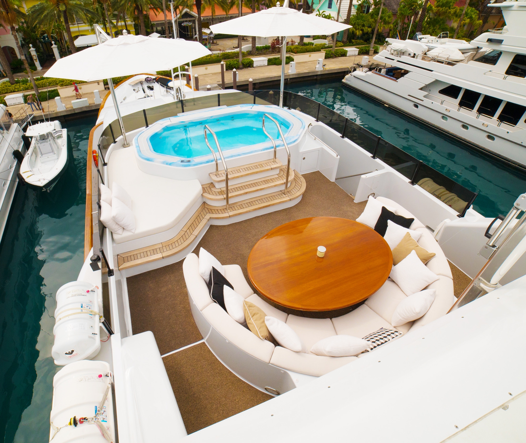 Luxury Crewed Motor Yacht GRAND ILLUSION photo 4