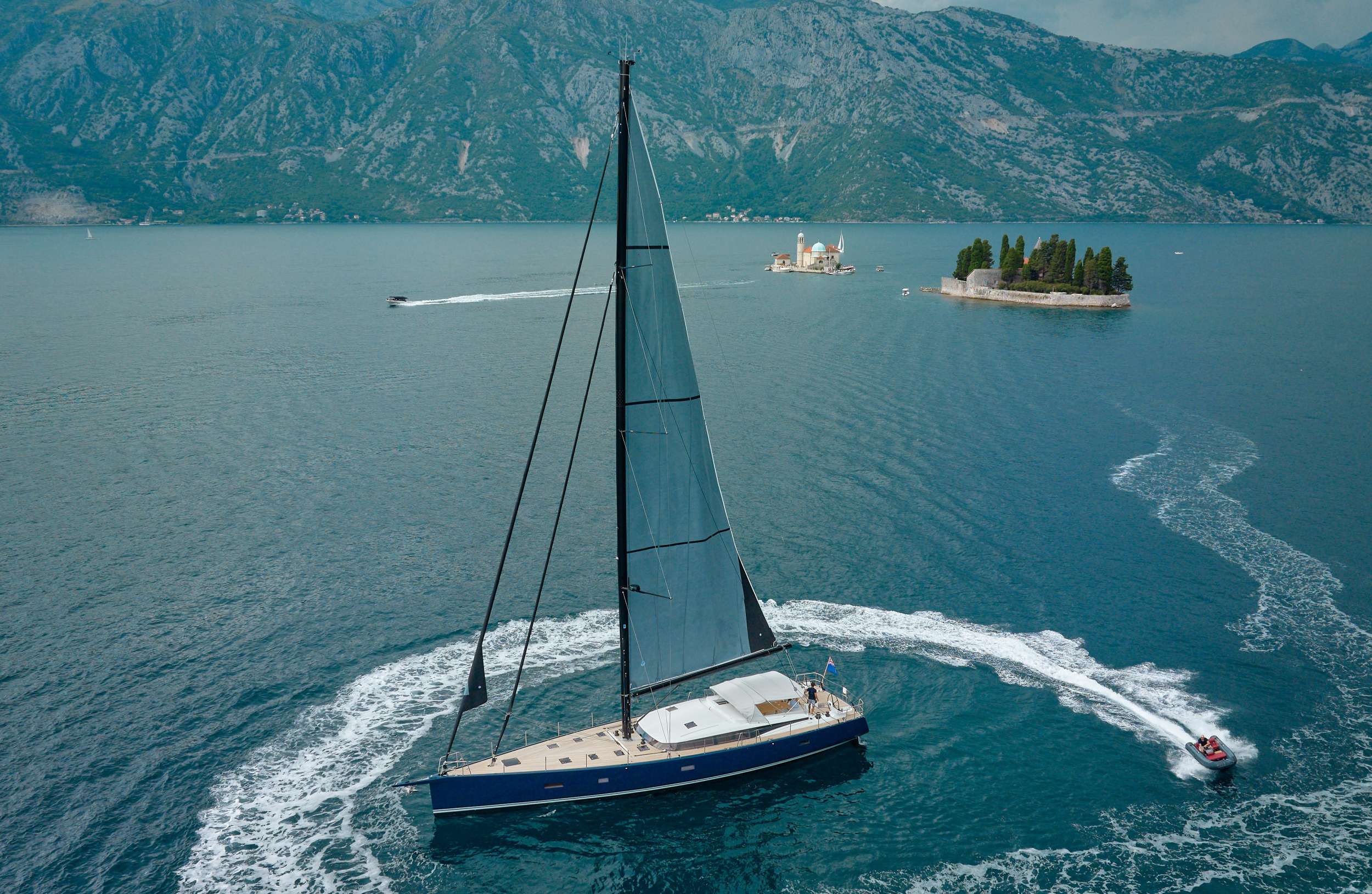 Crewed Sailing Yacht GRATEFUL photo 5