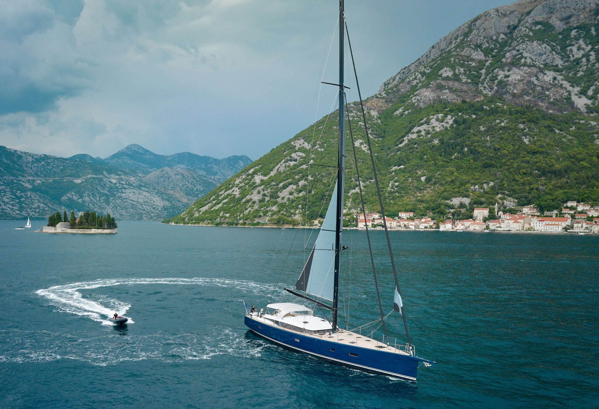 Crewed Sailing Yacht GRATEFUL photo 6