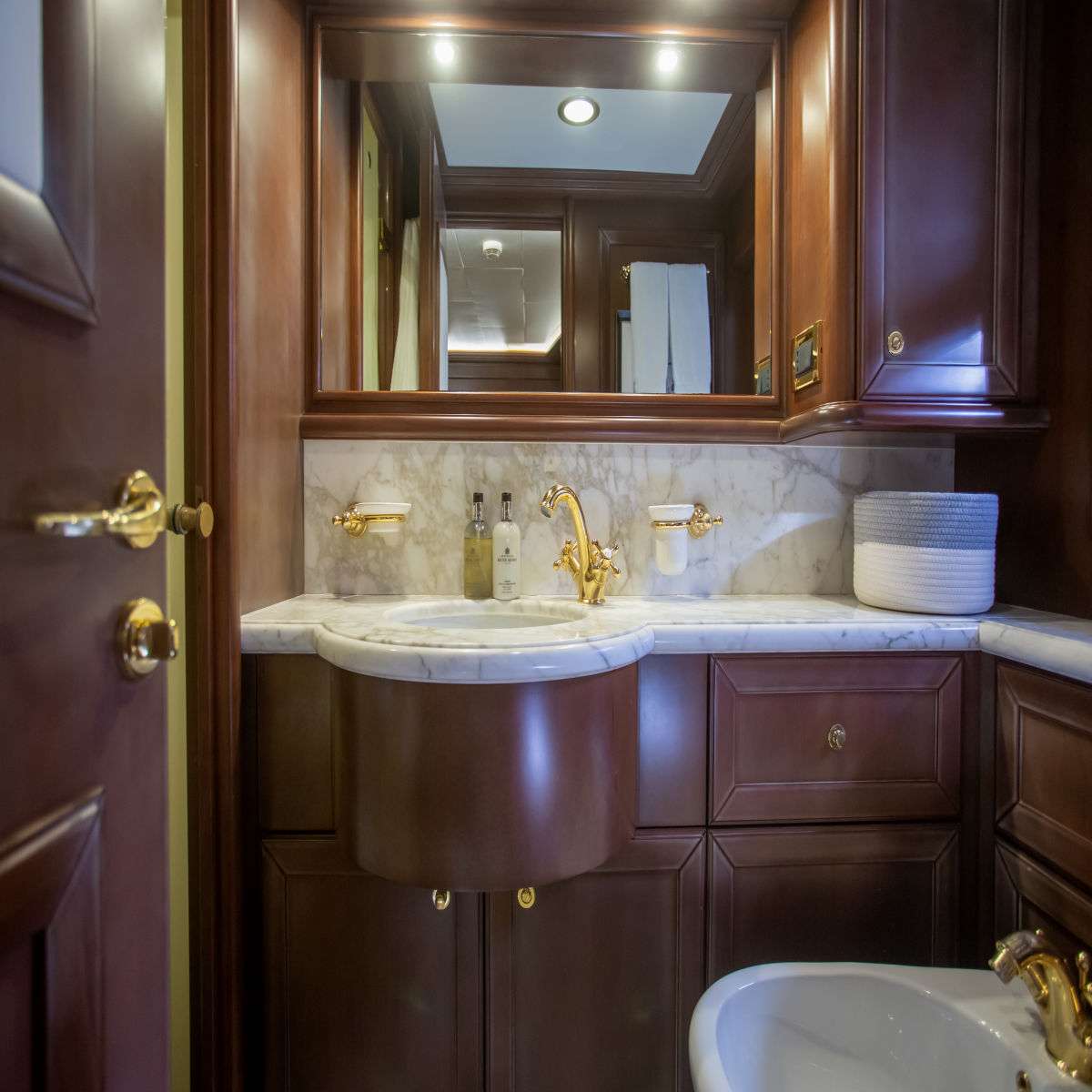 Luxury Crewed Motor Yacht HAG photo 7