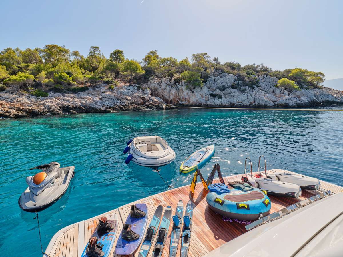 Luxury Crewed Motor Yacht HAKUNA MATATA photo 7