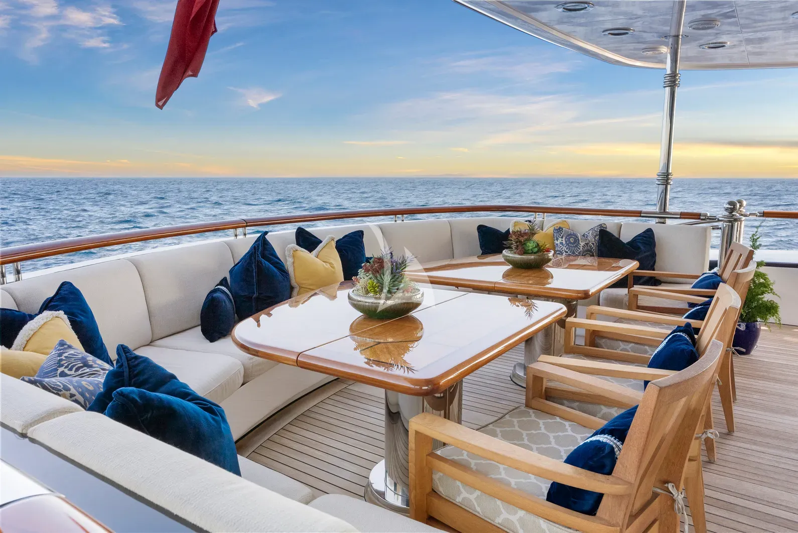 Luxury Crewed Motor Yacht AMICA MEA photo 5