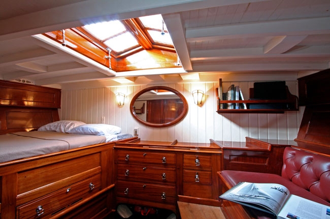 Crewed Sailing Yacht HALLOWEEN photo 8