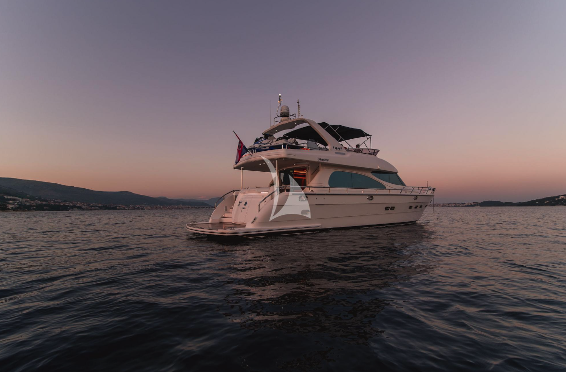 Crewed Motor Yacht Happy 3 photo 3