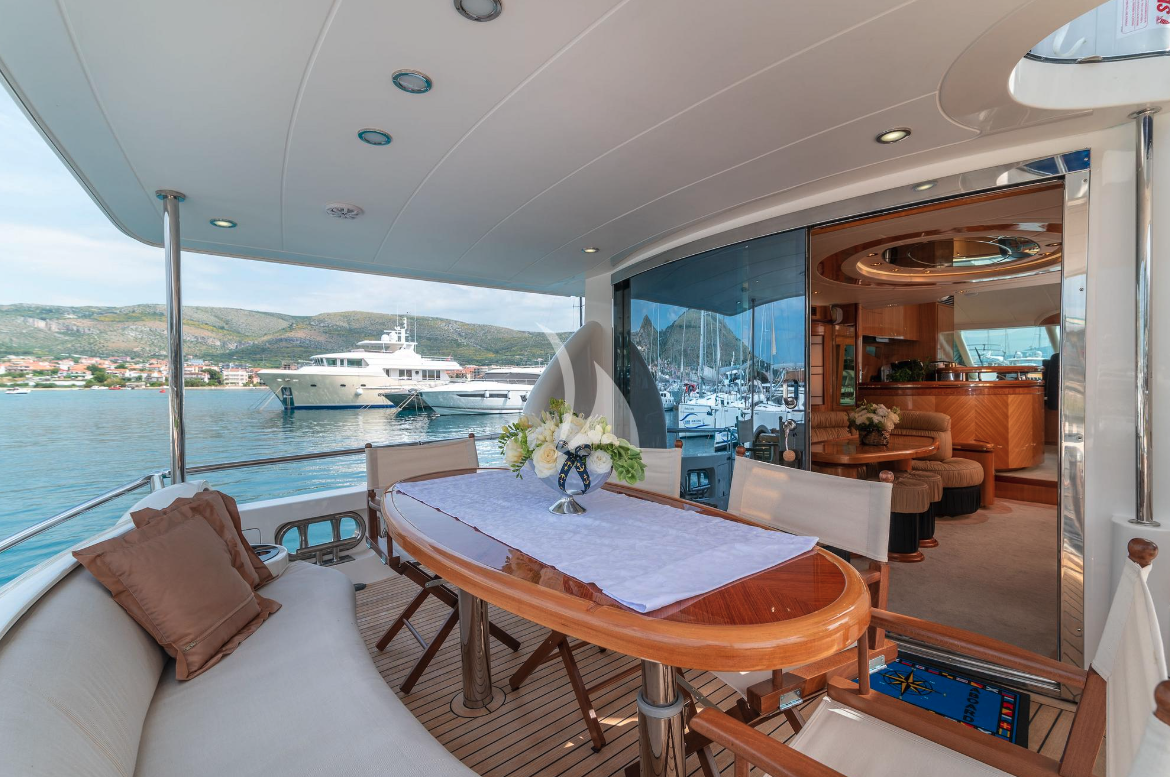 Crewed Motor Yacht Happy 3 photo 5