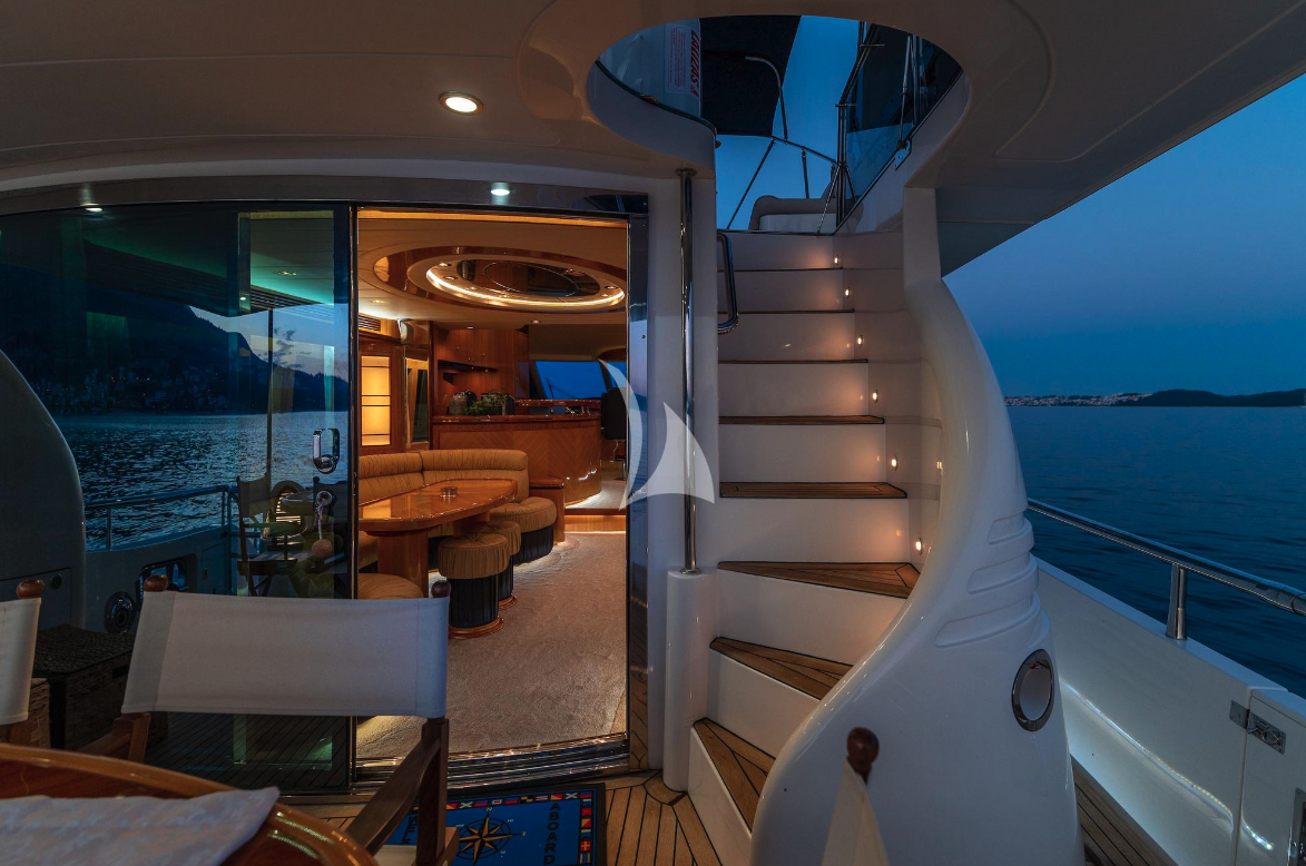 Crewed Motor Yacht Happy 3 photo 7