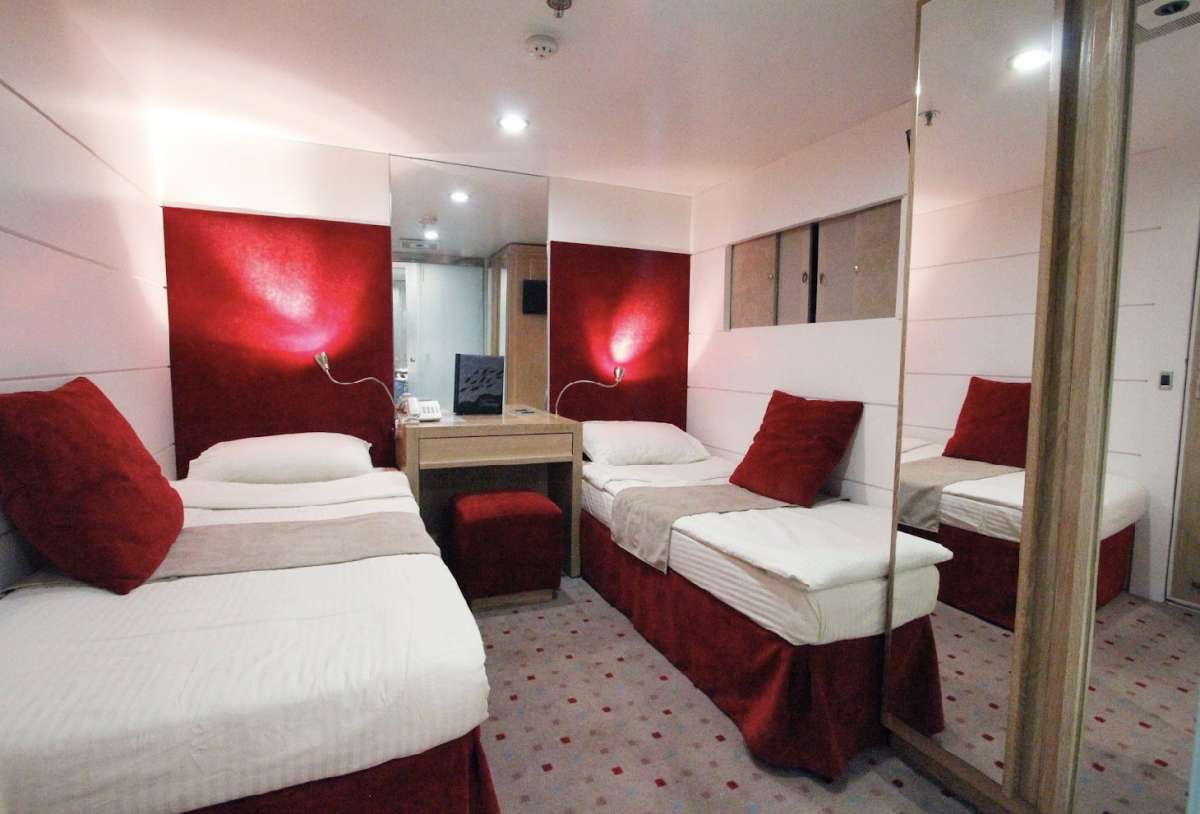 Luxury Crewed Motor Yacht HARMONY G photo 8