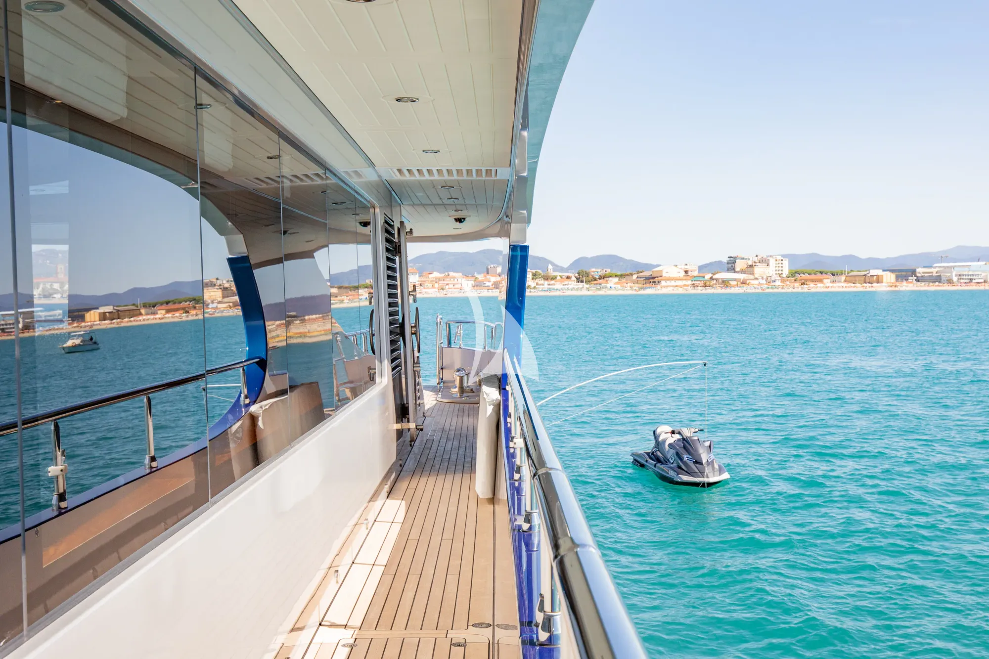 Luxury Crewed Motor Yacht HATT MILL photo 4