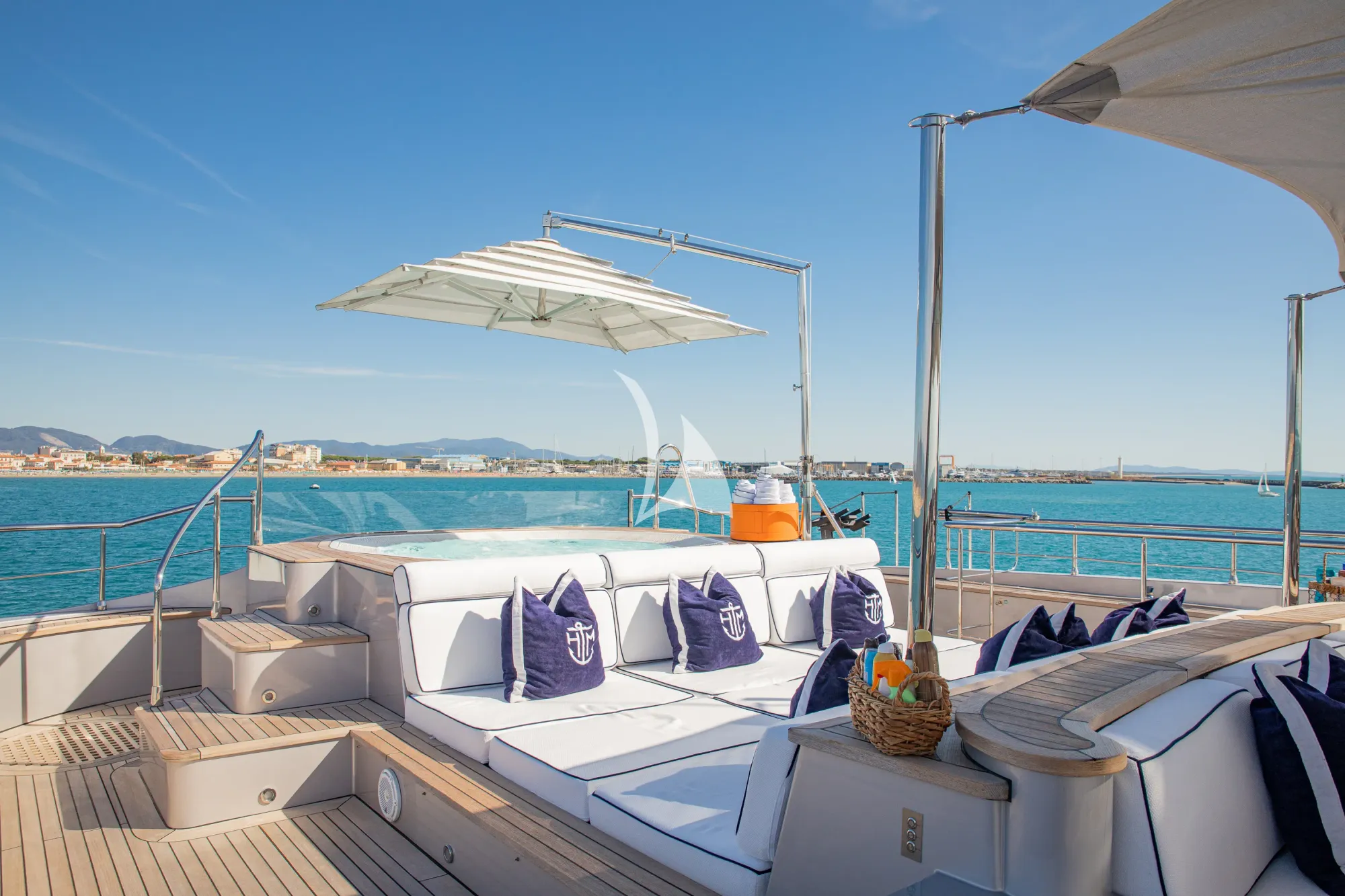 Luxury Crewed Motor Yacht HATT MILL photo 8