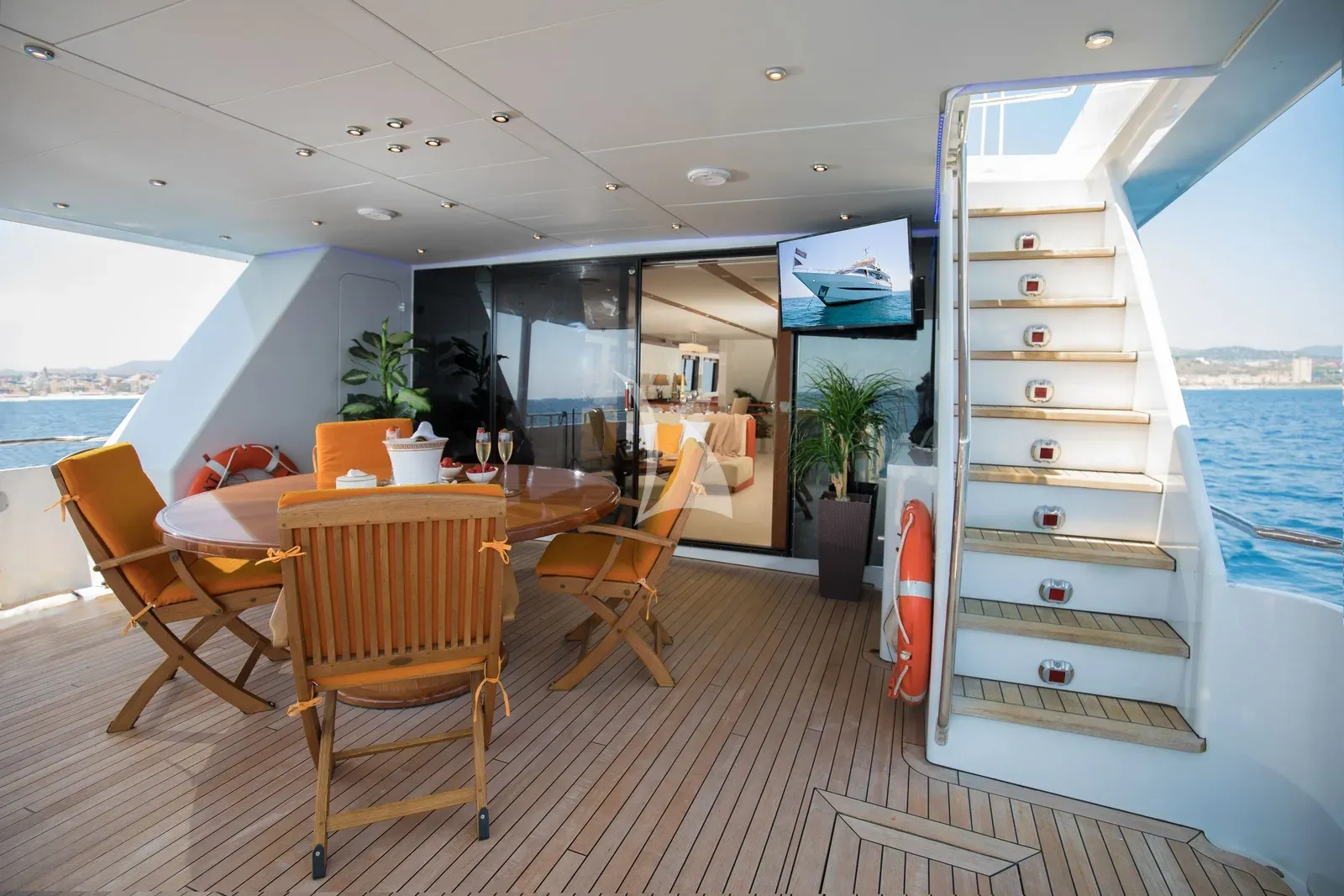 Crewed Motor Yacht HEARTBEAT OF LIFE photo 8