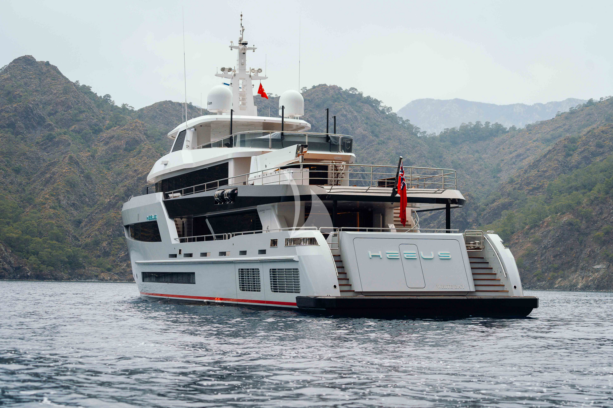 Luxury Crewed Motor Yacht HEEUS photo 5