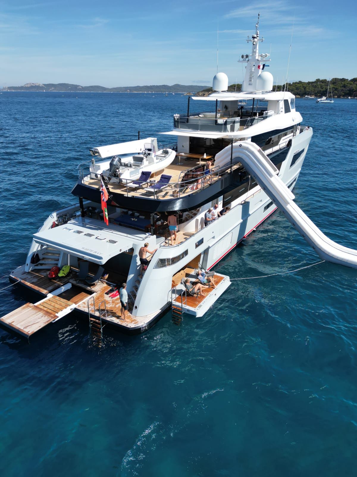 Luxury Crewed Motor Yacht HEEUS photo 6