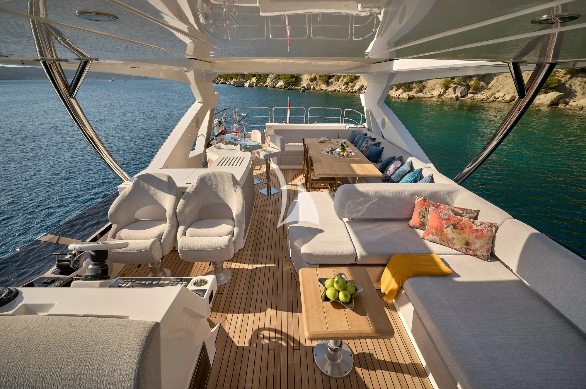 Luxury Crewed Motor Yacht HIDEAWAY photo 8