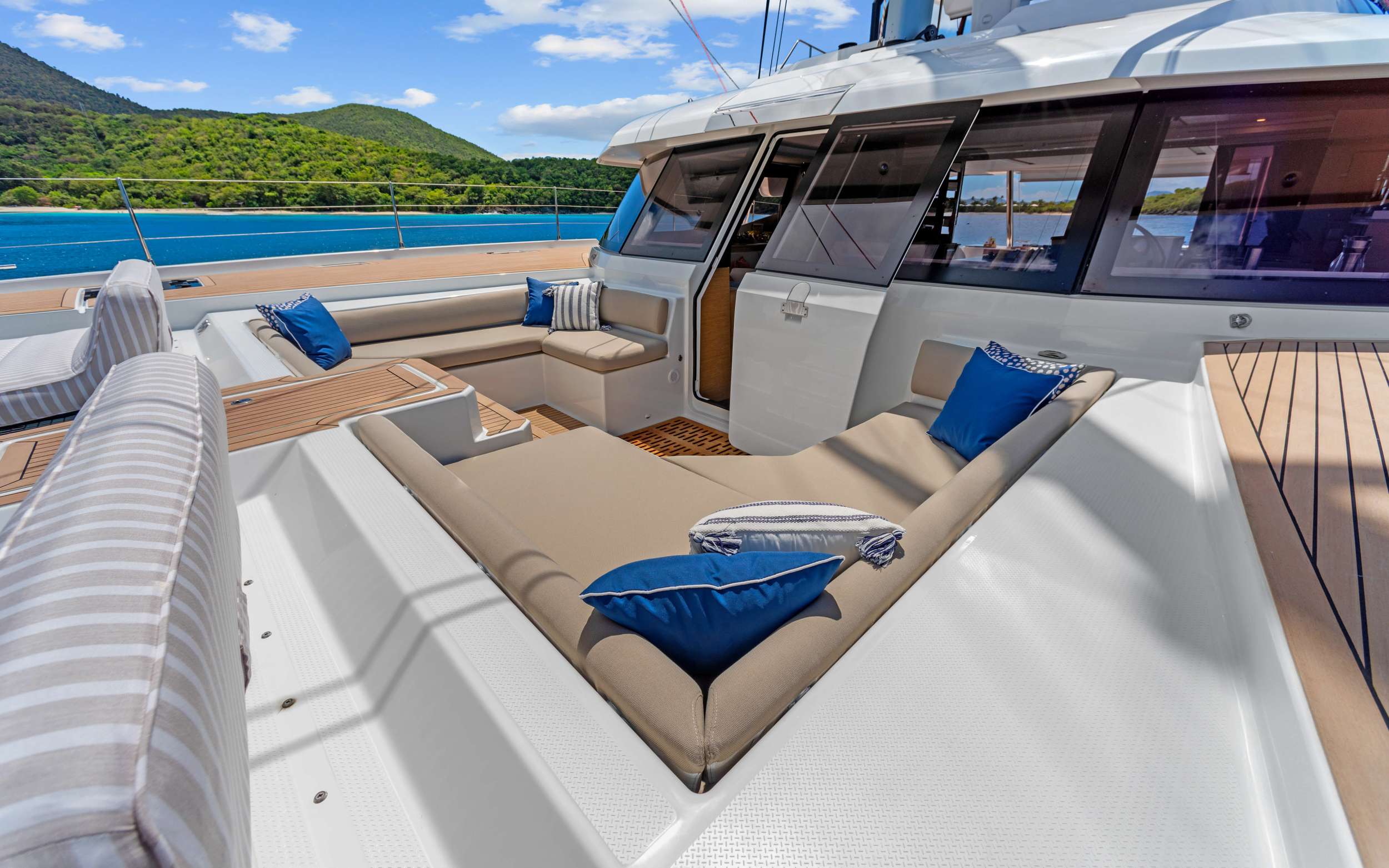 Crewed Catamaran HOURGLASS photo 6