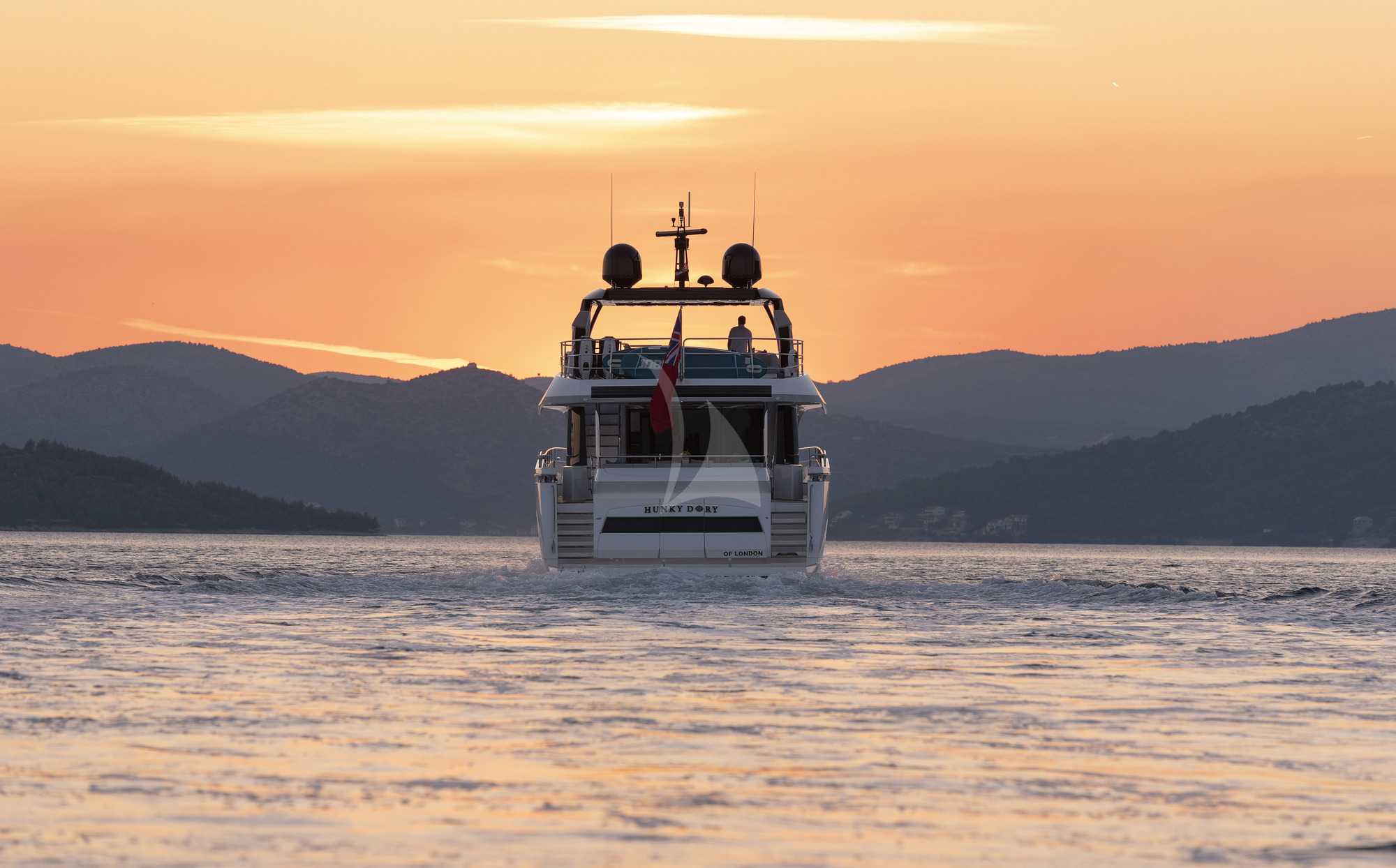 Luxury Crewed Motor Yacht HUNKY DORY OF LONDON photo 6