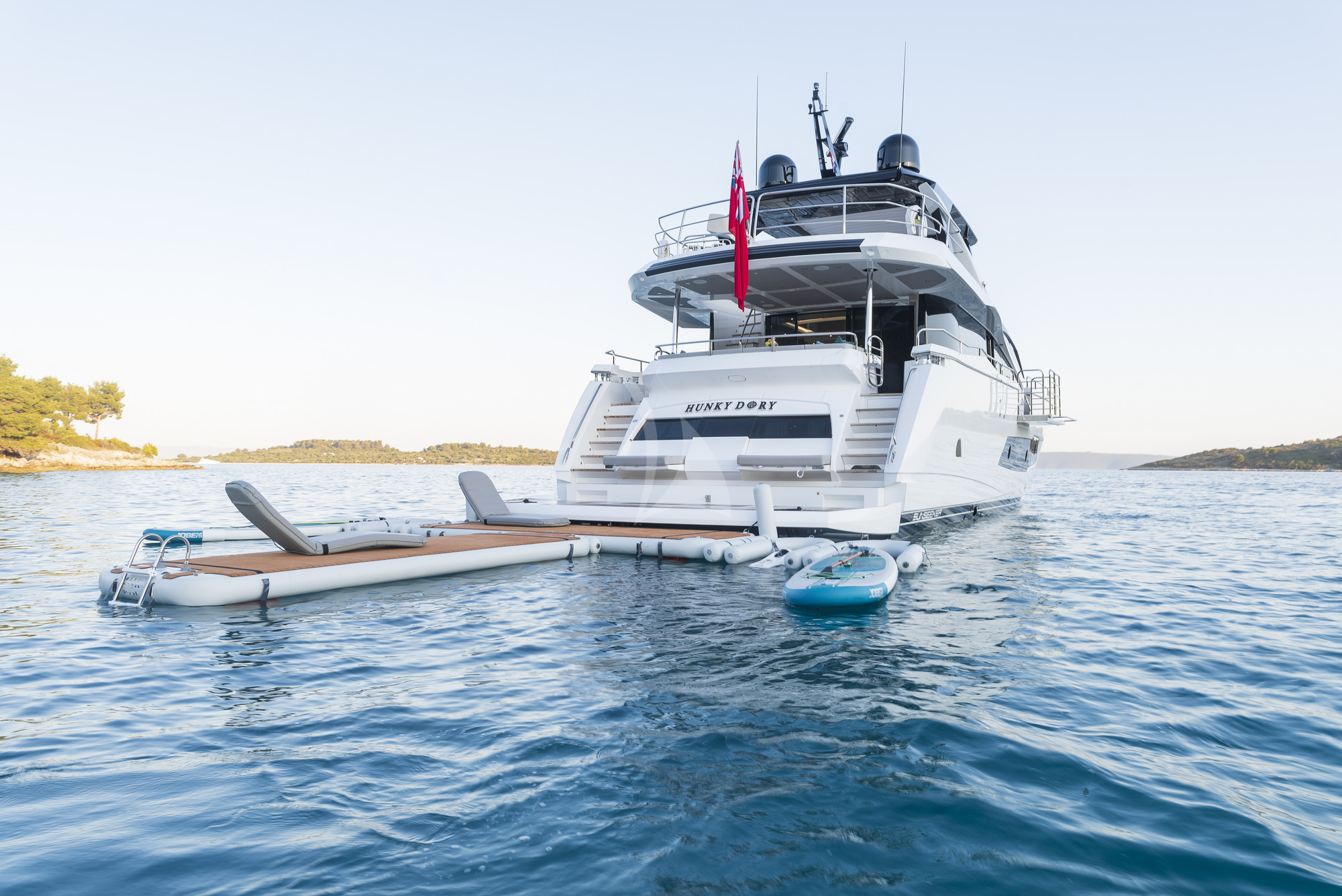 Luxury Crewed Motor Yacht HUNKY DORY OF LONDON photo 7