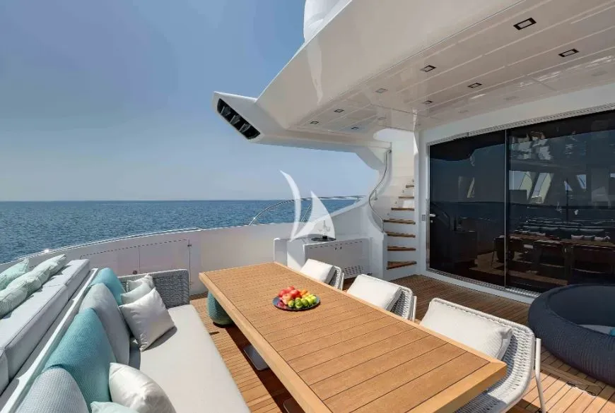 Luxury Crewed Motor Yacht IARY photo 8